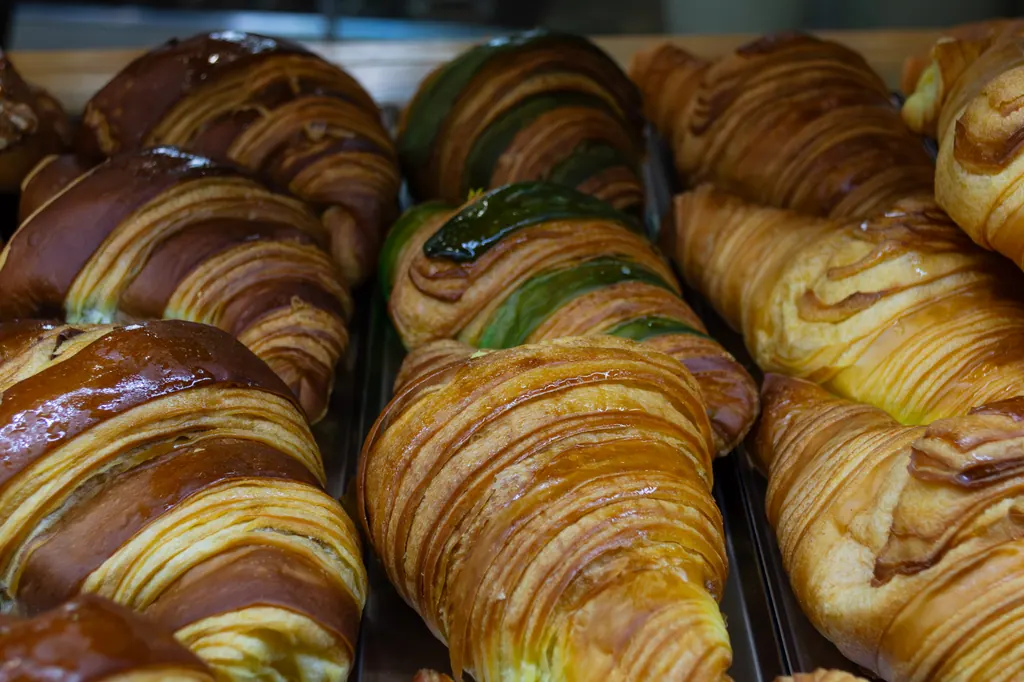 Cornetti appena esposti nella vetrina della colazione