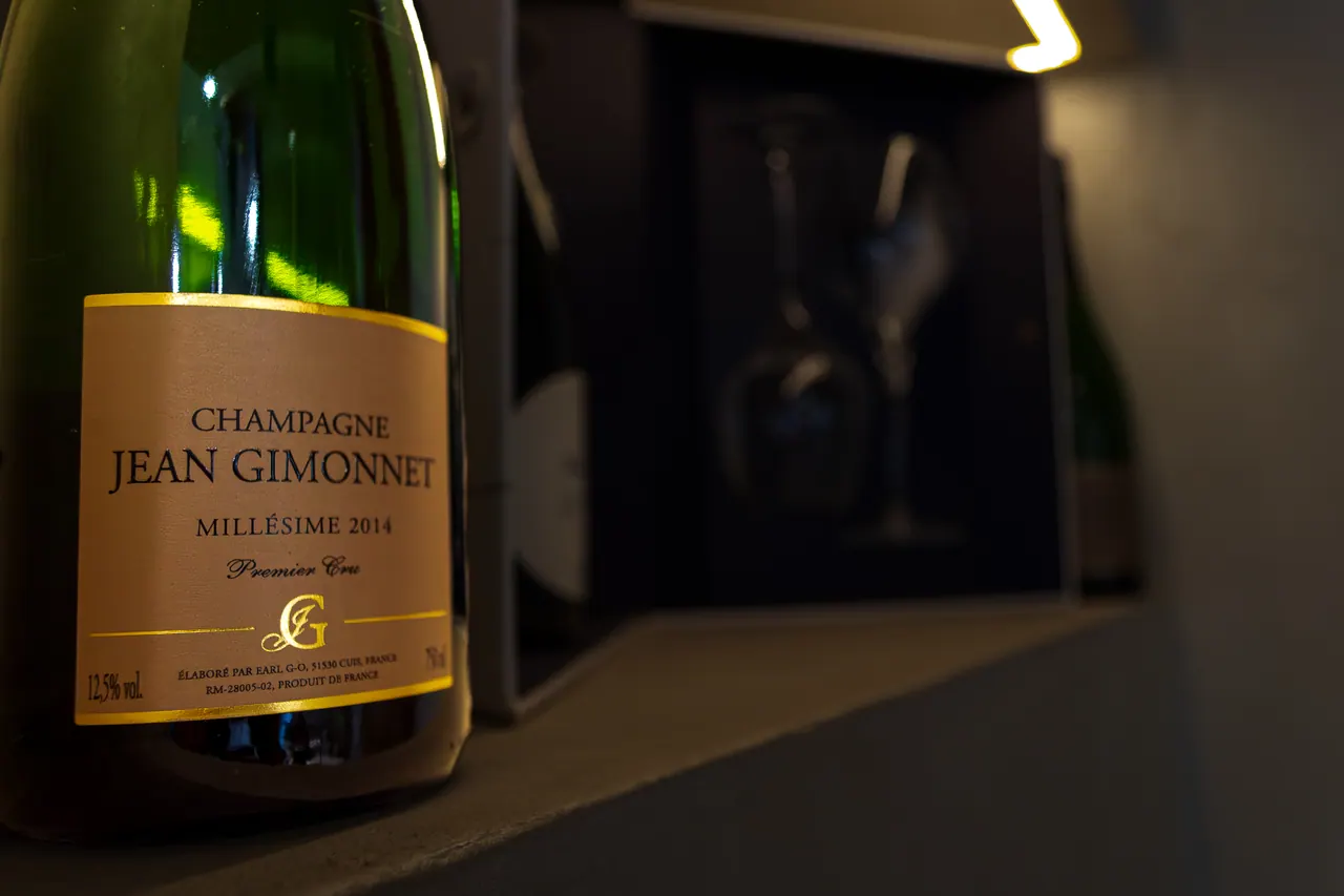 Bottiglia di champagne e calici per l'aperitivo da Ottimo